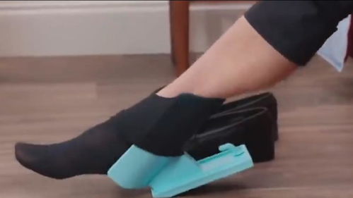 牛人發(fā)明的神器,懶人都覺(jué)得 喪心病狂 ,腳一蹬就穿好了襪子
